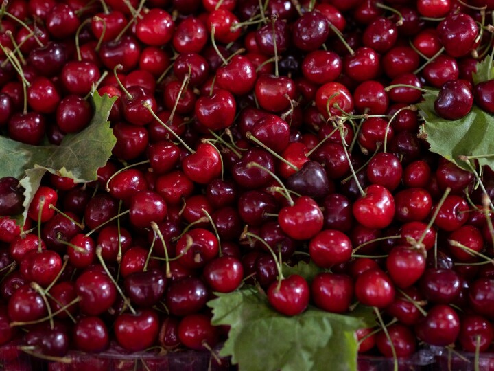 Czereśnie: krajowe wypierają import, a ceny rozjeżdżają rynki — od 12 do 26 zł/kg