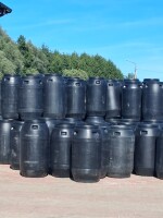 Sprzedam   czarne beczeki o pojemności  200l i 250l .