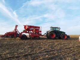 🚜 SIEW RZEPAKU W TECHNOLOGII STRIP-TILL 🌱 
Oferujemy profesjonalną usługę siewu rzepaku nowoczesnym zestawem:

🔹 Czajkowski StripTill  
🔹 Vädersta