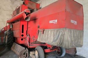 Sprzedam kombajn zbożowy Bizon Super Z056 z 1981 roku. Maszyna sprzedawana wraz z wózkiem do hedera oraz tradycyjnym zadaszeniem materiałowym nad stan