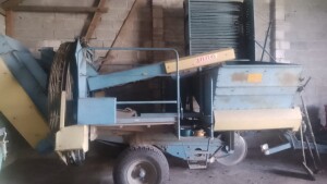 Sprzedam kombajn ziemniaczany Anna Z 644, 1989 r., pierwszy właściciel garażowany bezpośrednio od rolnika możliwość transportu 4 zł za km.